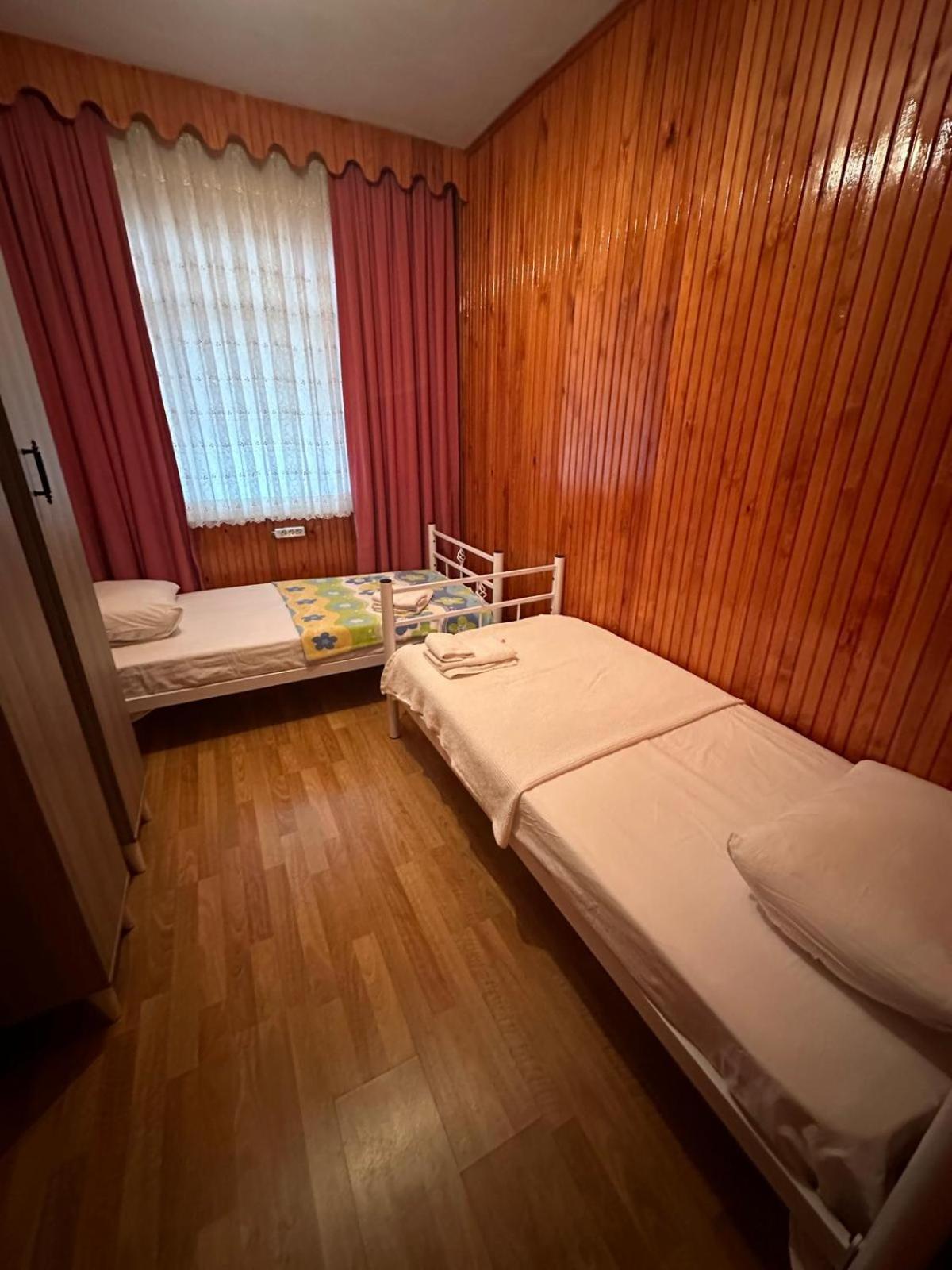 Pilot 2 Gazde/Camere de închiriat